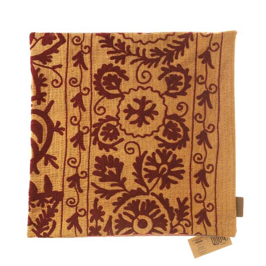 Unikt suzani pudebetrÃ¦k 50x50 cm i sennepsgul med mÃ¸rk rÃ¸dbrun orientalske blomstermÃ¸nstre og slyngornamentik til boho vintage sari pude
