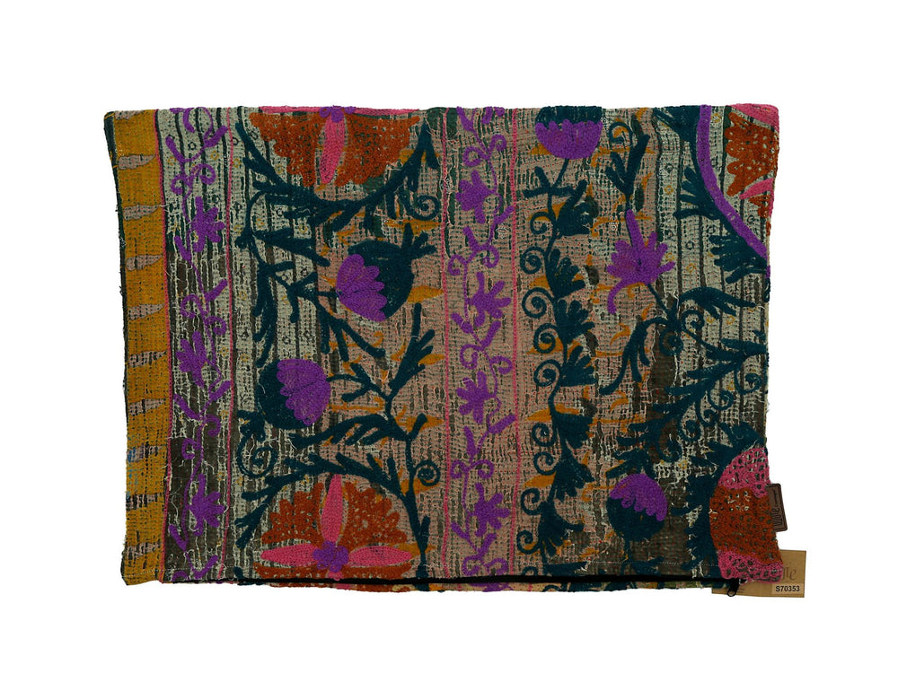 Sari pudebetrÃ¦k i indisk vintage boho etnisk stil med mÃ¸rkeblÃ¥ baggrund, orange og sennepsfelter samt lilla blomster og slyngmÃ¸nstre.