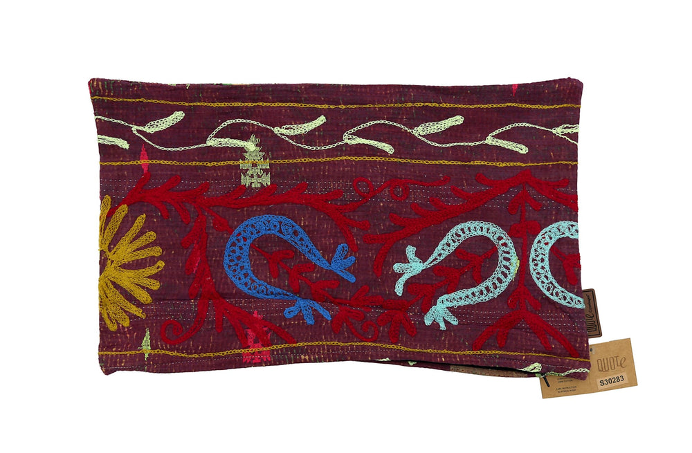 Unikt suzani pudebetrÃ¦k 30x50 cm i bordeaux med farverigt orientalsk broderi og slyngede mÃ¸nstre i rÃ¸dt blÃ¥t grÃ¸nt og guld til sari pude.