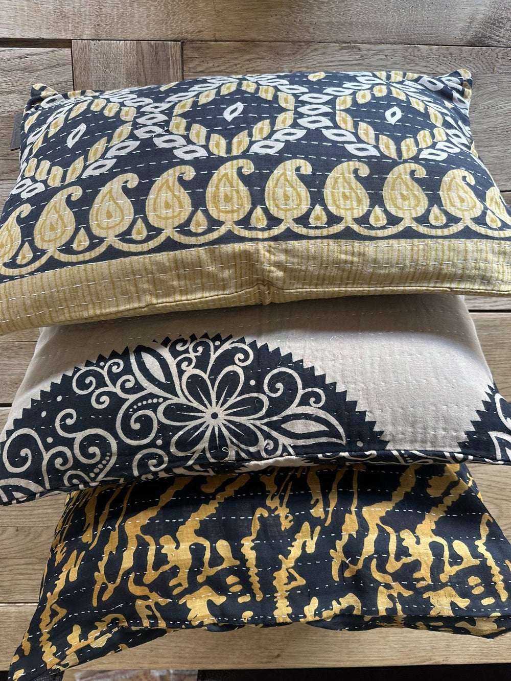 Kantha Trio 02 – 3 Sari pudebetræk 30×50 – Quote Copenhagen
