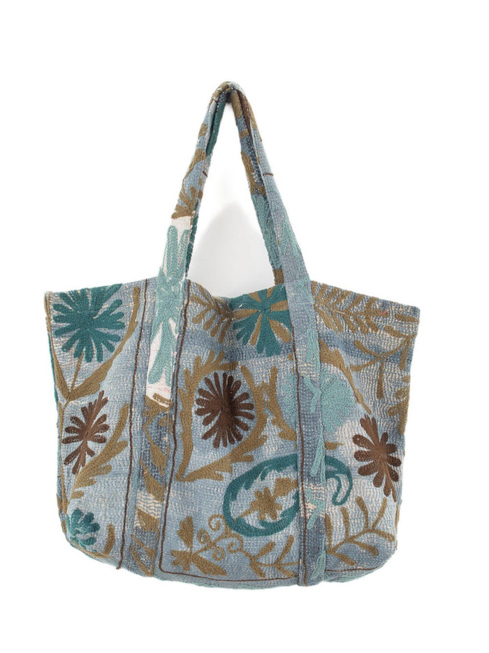 Suzani Vintage Beach dahinter