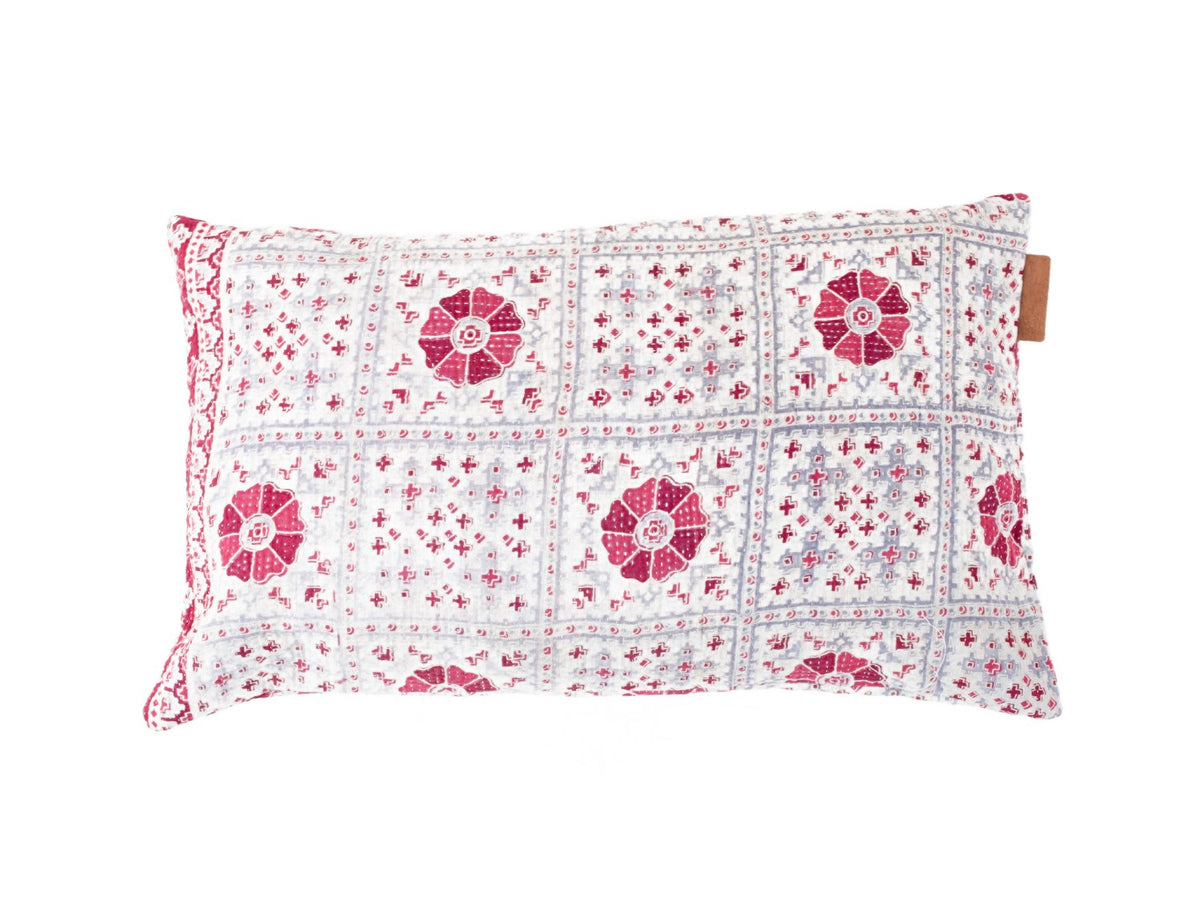 Indisk sari pudebetræk 30x50 i hvid med røde blomster og etniske mønstre, unika boho boheme saripude