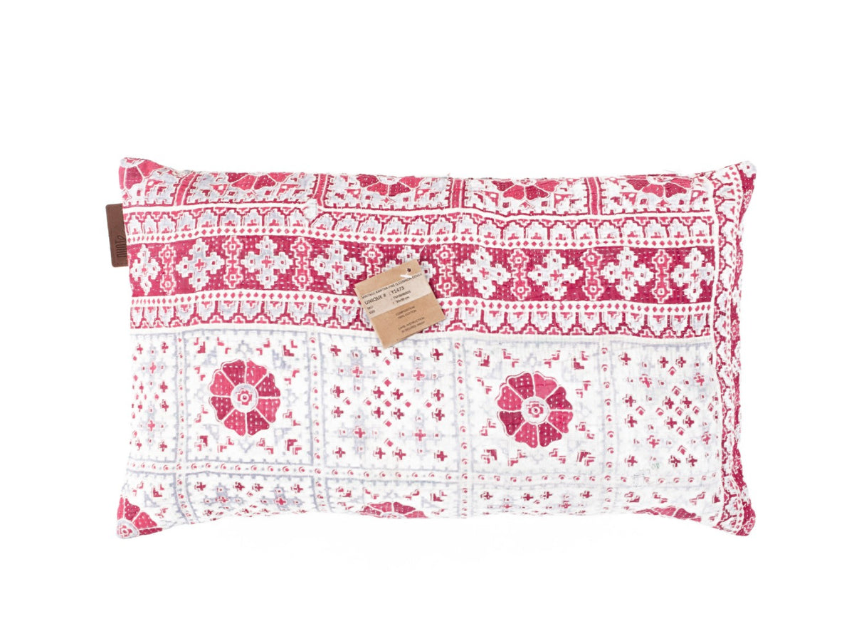 Sari pudebetræk 30x50 i hvid og grå med farverige indiske, vintage boheme mønstre og røde blomsterornamenter samt etnisk saripude look