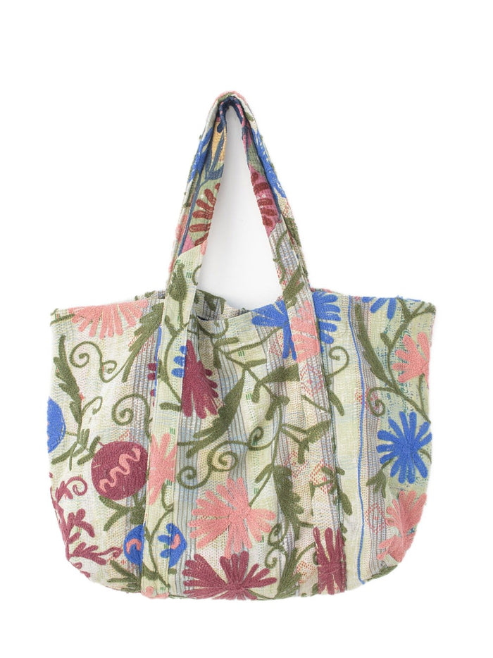 Suzani Vintage Beach dahinter