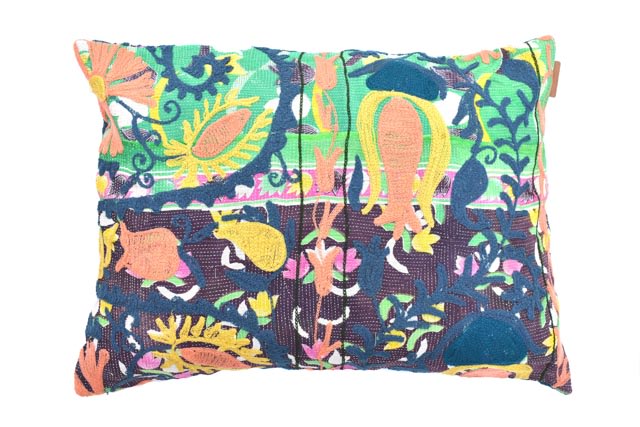 Unikt suzani pudebetrÃ¦k 50x70 cm i mÃ¸rk blÃ¥ med farverigt indisk boho orientalsk mÃ¸nster af blade og blomster i turkis gul pink
