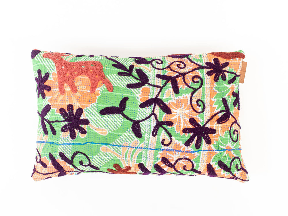 Unika suzani pudebetrÃ¦k 30x50 cm i grÃ¸n og orange med mÃ¸rk lilla blomster og slyngornamenter sari pude i indisk boho stil