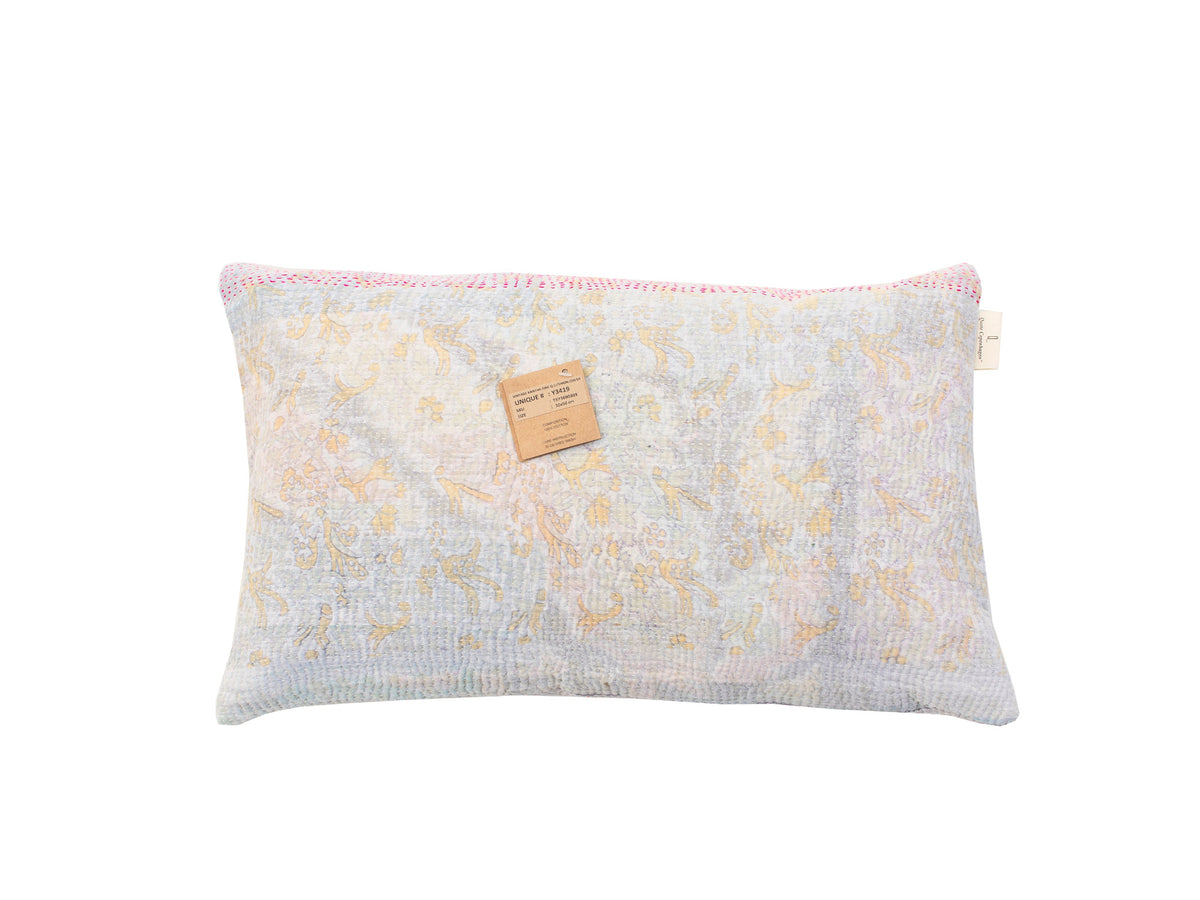 Sari-Kissenbezug in der Größe 30x50 mit hellweißem/blauem Grundton und farbenfrohen goldenen orientalischen Mustern, Vintage-Boho-Kissen im indischen Upcycling-Stil