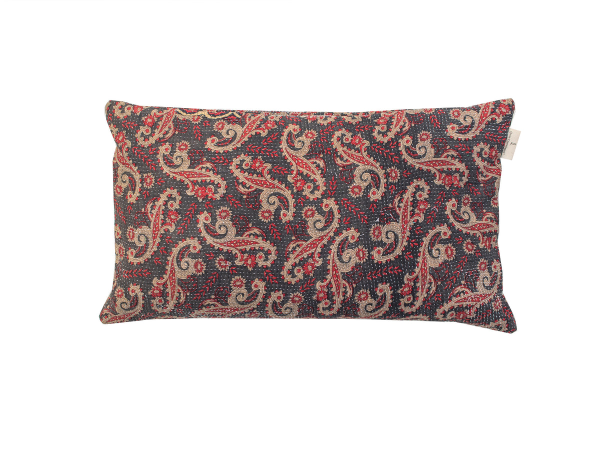 Sari pudebetræk 30x50 cm med farverige boheme mønstre i grøn, rød, blå og orange på hvid bund, unikt indisk pudebetræk i vintage stil (sari puder)