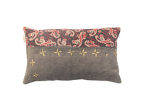 Unikt sari pudebetræk 30x50 med farverige orientalske blomster i rosa og gul på mørkeblå/charcoal baggrund – vintage boho saripuder/indisk pudebetræk mønster