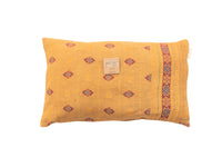 Sari pudebetræk 30x50 cm i karrygul med farverige boheme/indiske diamantmønstre og etnisk design, unika sari pude til sofa og seng
