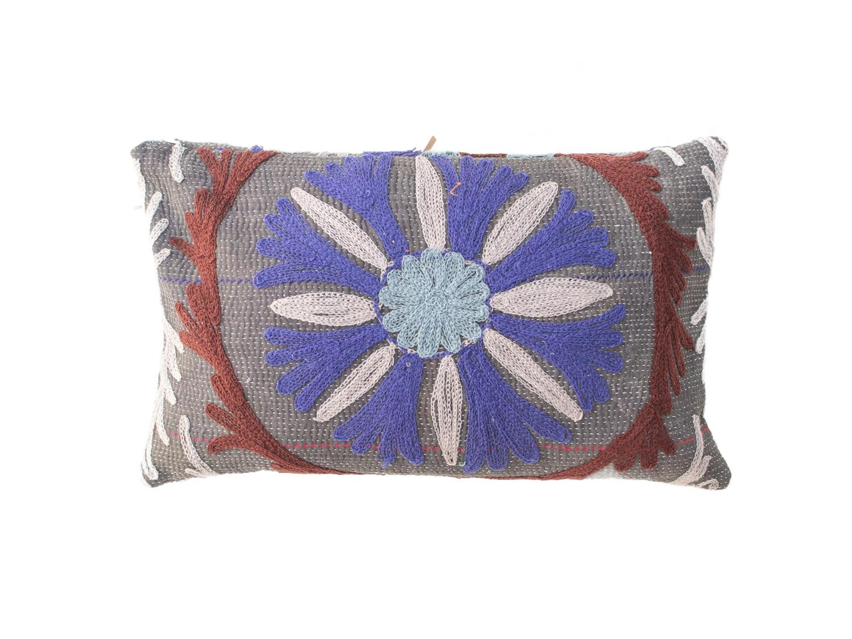 Einzigartiger Suzani-Kissenbezug 30x50 cm in Grau mit blau-violetter Blumenrosette, cremefarbenen Streifen und rostfarbenen Fransen für ein orientalisches Boho-Kissen.