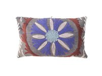 Einzigartiger Suzani-Kissenbezug 30x50 cm in Grau mit blau-violetter Blumenrosette, cremefarbenen Streifen und rostfarbenen Fransen für ein orientalisches Boho-Kissen.