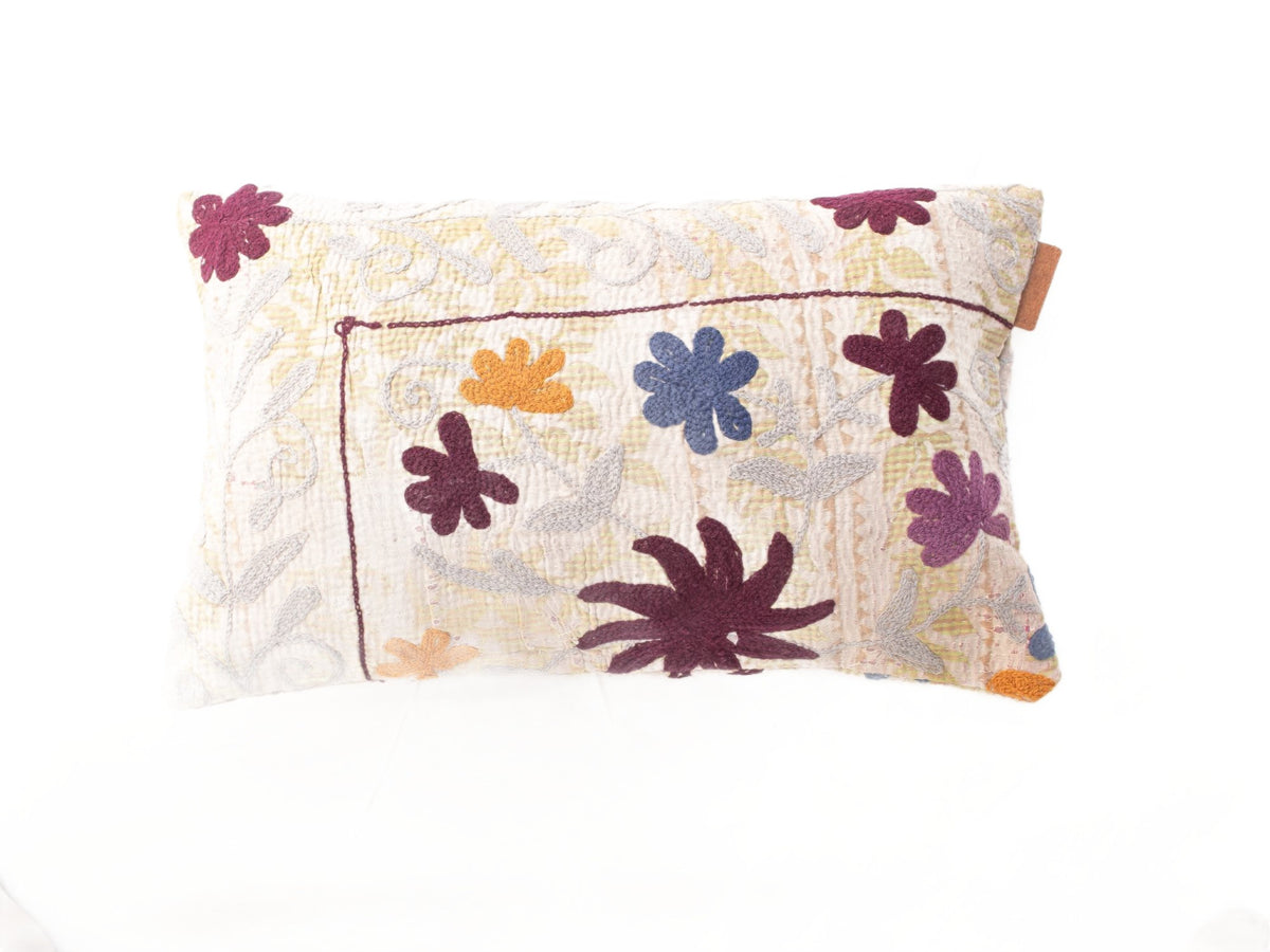 Unikt suzani pudebetrÃ¦k 30x50 cm i creme med farverige blomster i vinrÃ¸d blÃ¥ og okker samt mÃ¸rke ornamentlinjer i vintage boho stil