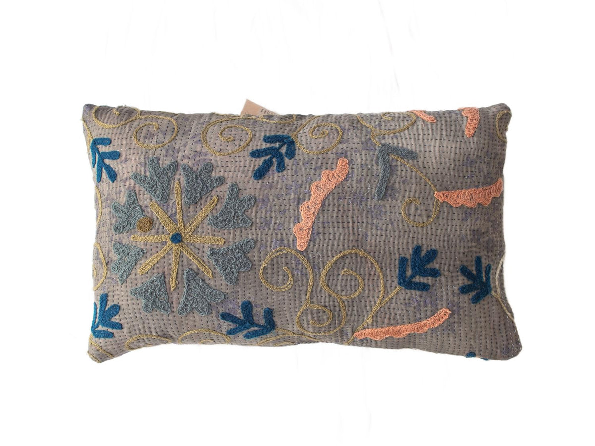 GrÃ¥t suzani pudebetrÃ¦k 30x50 cm med farverig broderi i blÃ¥ turkis og orange blomster og slyngmÃ¸nstre i boho vintage stil