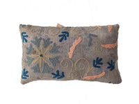 GrÃ¥t suzani pudebetrÃ¦k 30x50 cm med farverig broderi i blÃ¥ turkis og orange blomster og slyngmÃ¸nstre i boho vintage stil