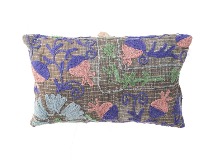 Unika suzani pudebetrÃ¦k 30x50 cm i brun vÃ¦vet stof med farverigt broderi i blÃ¥ lilla pink og grÃ¸nne mÃ¸nstre i boho vintage stil