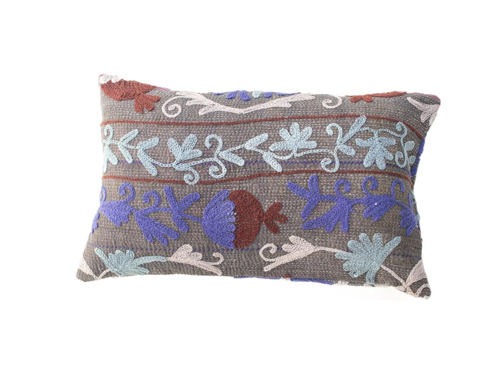 Unikt suzani pudebetrÃ¦k 30x50 cm i grÃ¥brun tone med farverigt blomsterbroderi i blÃ¥ lilla terracotta og boho orientalsk stil som sari pude