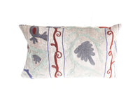 Unikt Suzani pudebetrÃ¦k 30x50 cm i offwhite med blomstermotiver i mint blÃ¥ rÃ¸d og mÃ¸rke konturer boheme vintage etnisk stil orientalsk