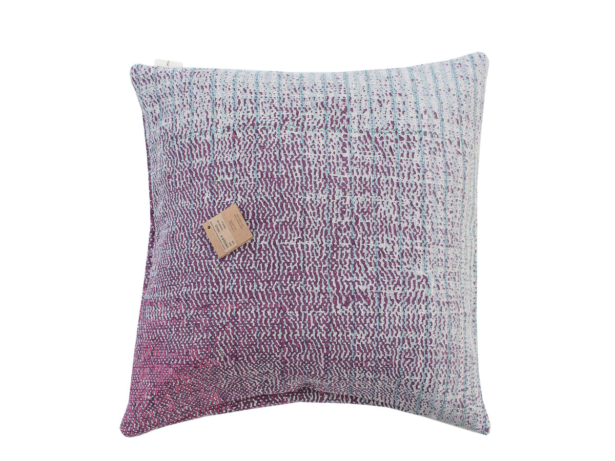 Sari pudebetræk 50x50 med saripude i vintage boho stil, farverige lilla, rosa og lyseblå abstrakte mønstre og etniske striber.