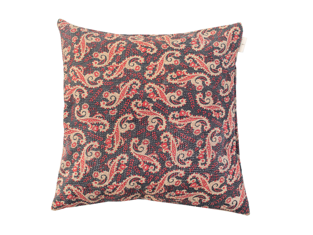 Sari pudebetræk 50x50 med mørkeblå baggrund, røde og beige paisley-mønstre samt blomsterdetaljer – unika indisk pude i boho/vintage stil