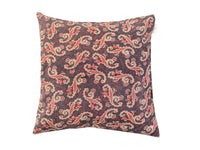 Sari pudebetræk 50x50 med mørkeblå baggrund, røde og beige paisley-mønstre samt blomsterdetaljer – unika indisk pude i boho/vintage stil