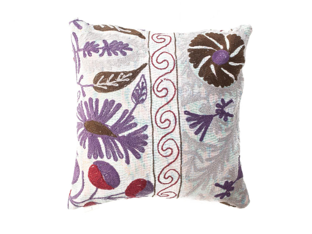 Unikt suzani pudebetrÃ¦k 50x50 cm i lys hvid med farverige lilla og brune blomstermotiver samt rÃ¸d ornamentkant i orientalsk boho vintage stil