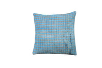 50x50 cm großer Sari-Kissenbezug in Blau, Türkis und Beige mit feinen Streifen und ethnischem, gewebtem Vintage-Muster – einzigartiges Sari-Kissen im Boho-Stil