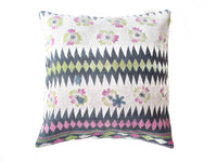 Sari pudebetræk 50x50 med farverigt boho boheme mønster i hvid, navy, grøn, pink og lime samt blomster- og zigzagdetaljer – unika indisk vintage sari pude/pudebetræk