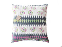 Sari pudebetræk 50x50 i boho boheme vintage stil med farverige blomster og geometriske mønstre i hvid, navy, grøn og pink