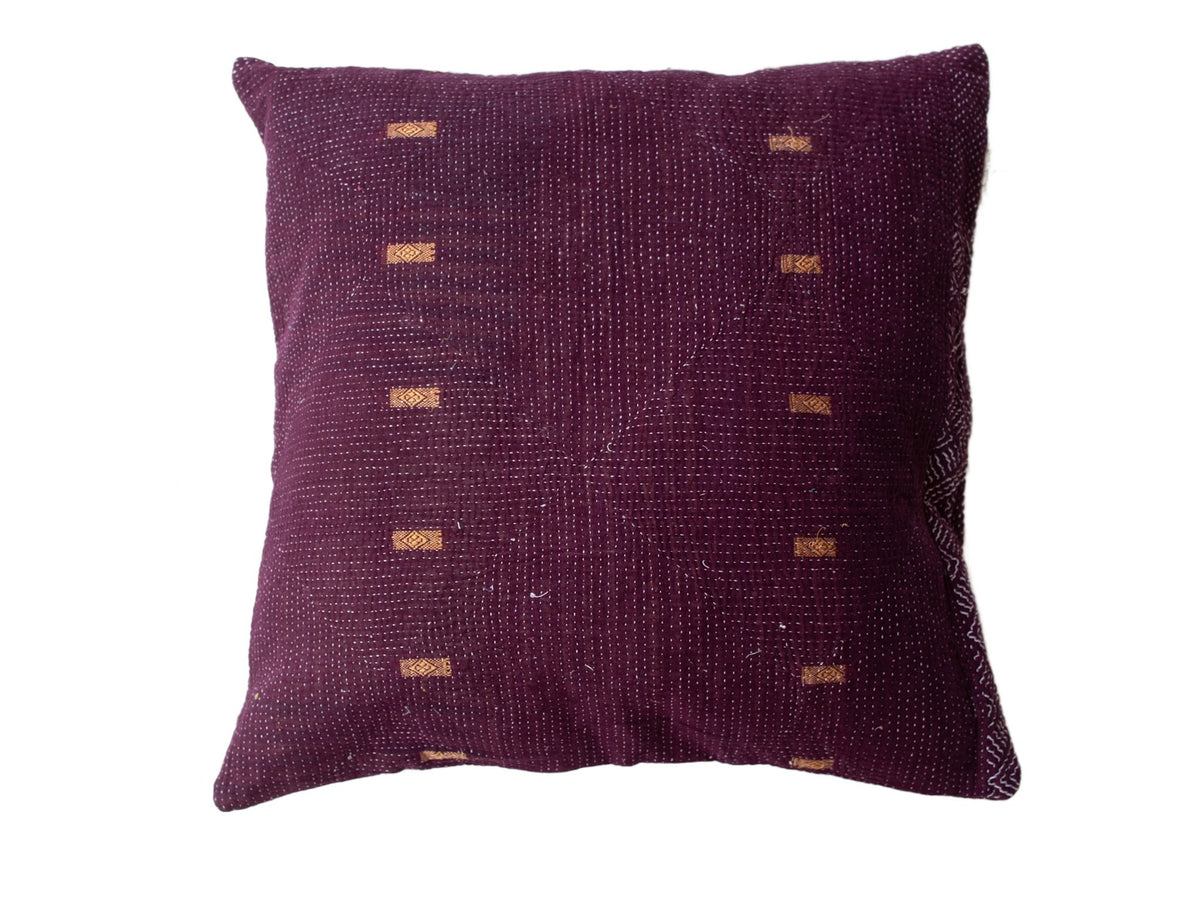 Sari pudebetræk 50x50 i mørklilla med små prikker og indiske boho vintage mønstre i guldfarvede kvadrater – unik saripude/etnisk upcycled pudebetræk