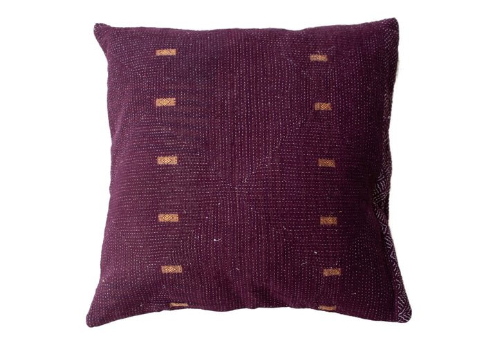 Sari pudebetræk 50x50 i mørklilla med små prikker og indiske boho vintage mønstre i guldfarvede kvadrater – unik saripude/etnisk upcycled pudebetræk
