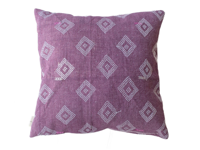 Lilla sari pudebetræk 50x50 med hvide boheme mønstre og diamantfelter – indisk vintage saripude i farverig etnisk stil