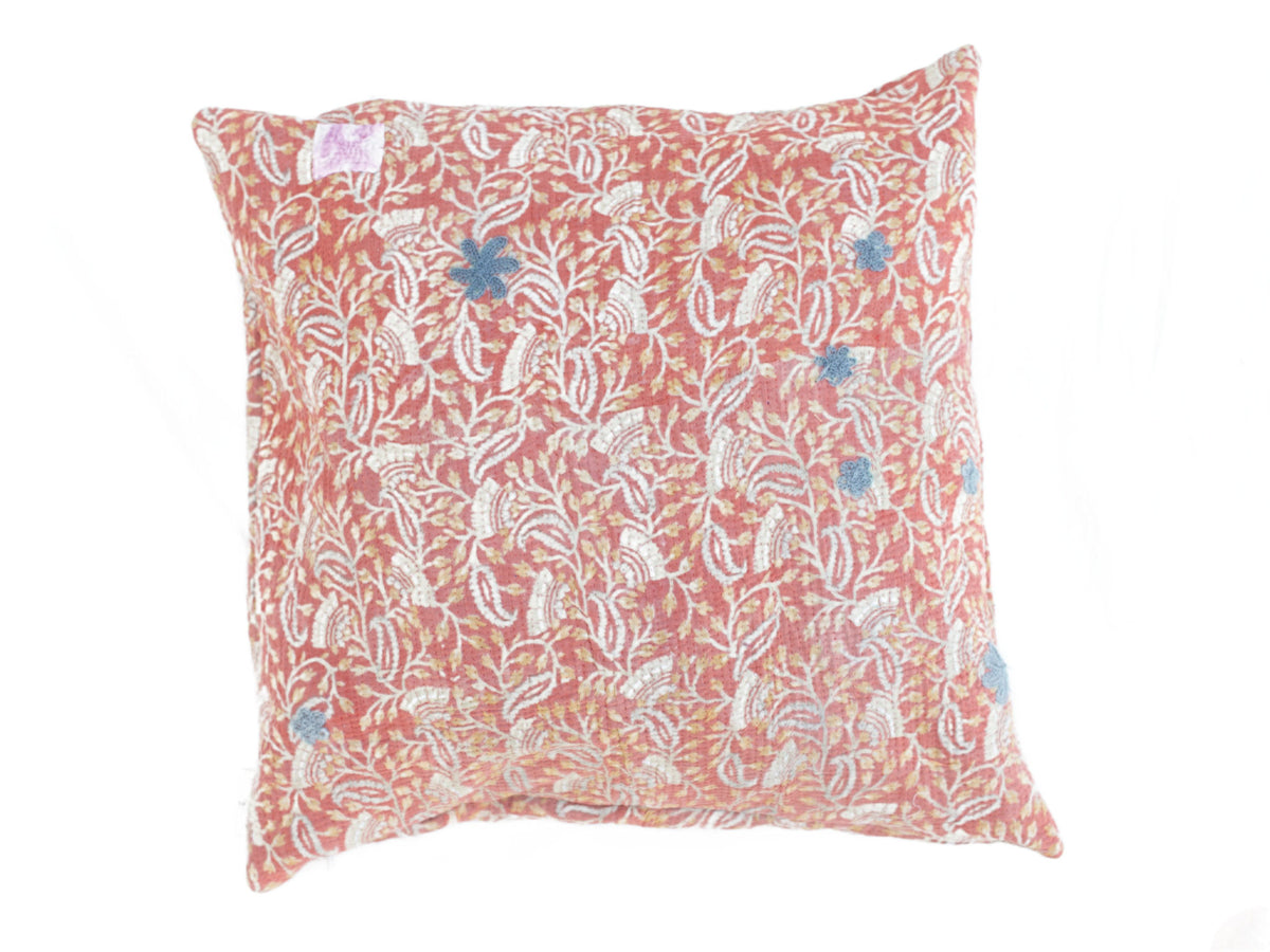 Sari pudebetræk 50x50 i rosa/pink med hvidt orientalsk mønster og blå blomsterapplikationer – vintage boho indisk pude (saripude)