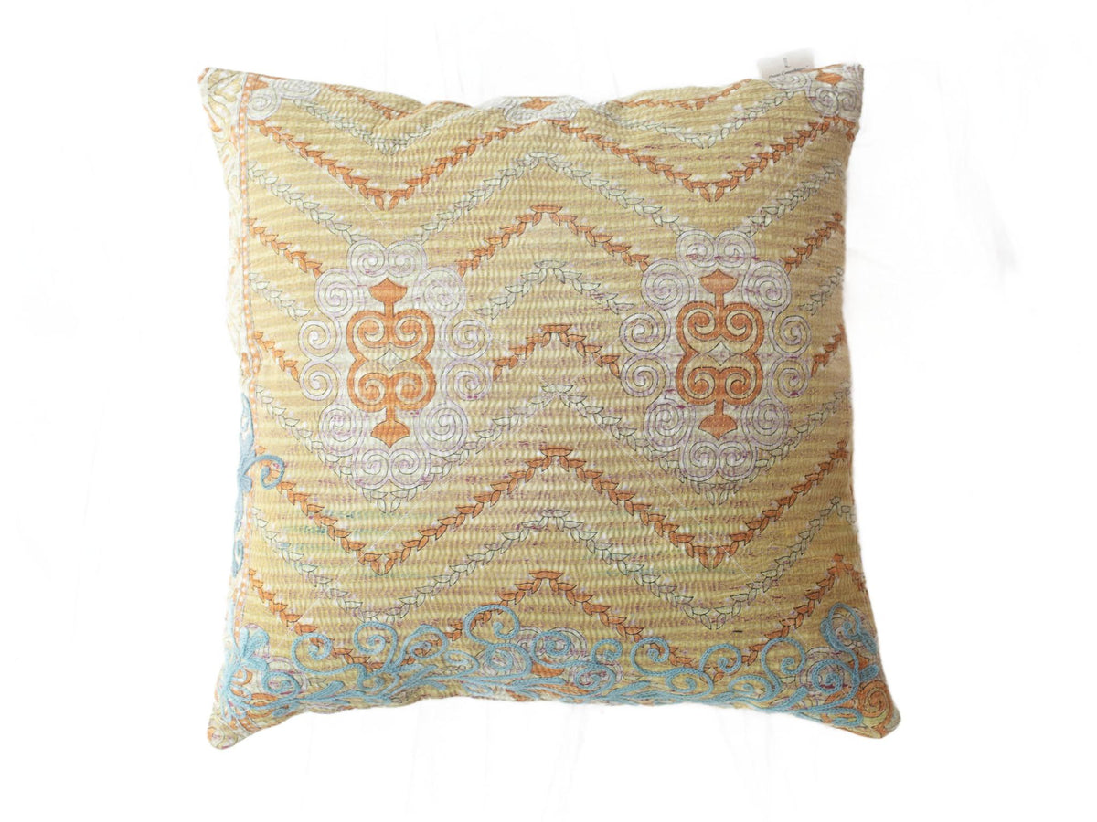 Sari pudebetræk 50x50 i vintage boho stil med farverige indiske mønstre i beige, orange, lilla og blå ornamenter, unik saripude med saripudefarver og broderet-inspireret design