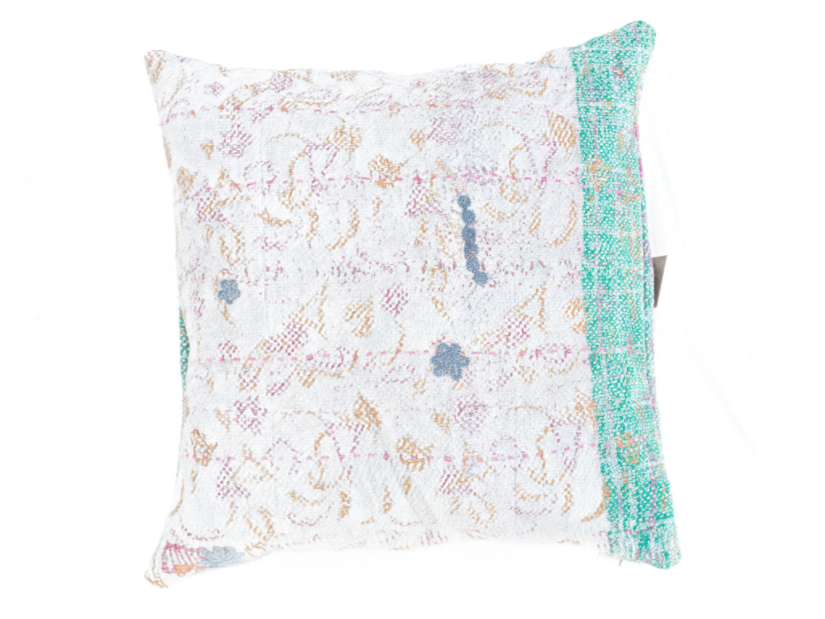 50x50 cm großer Sari-Kissenbezug in Weiß mit farbenfrohen indisch-orientalischen Mustern und türkisfarbenem Rand – einzigartiges Boho-/Sari-Kissen im Vintage-Upcycling-Stil