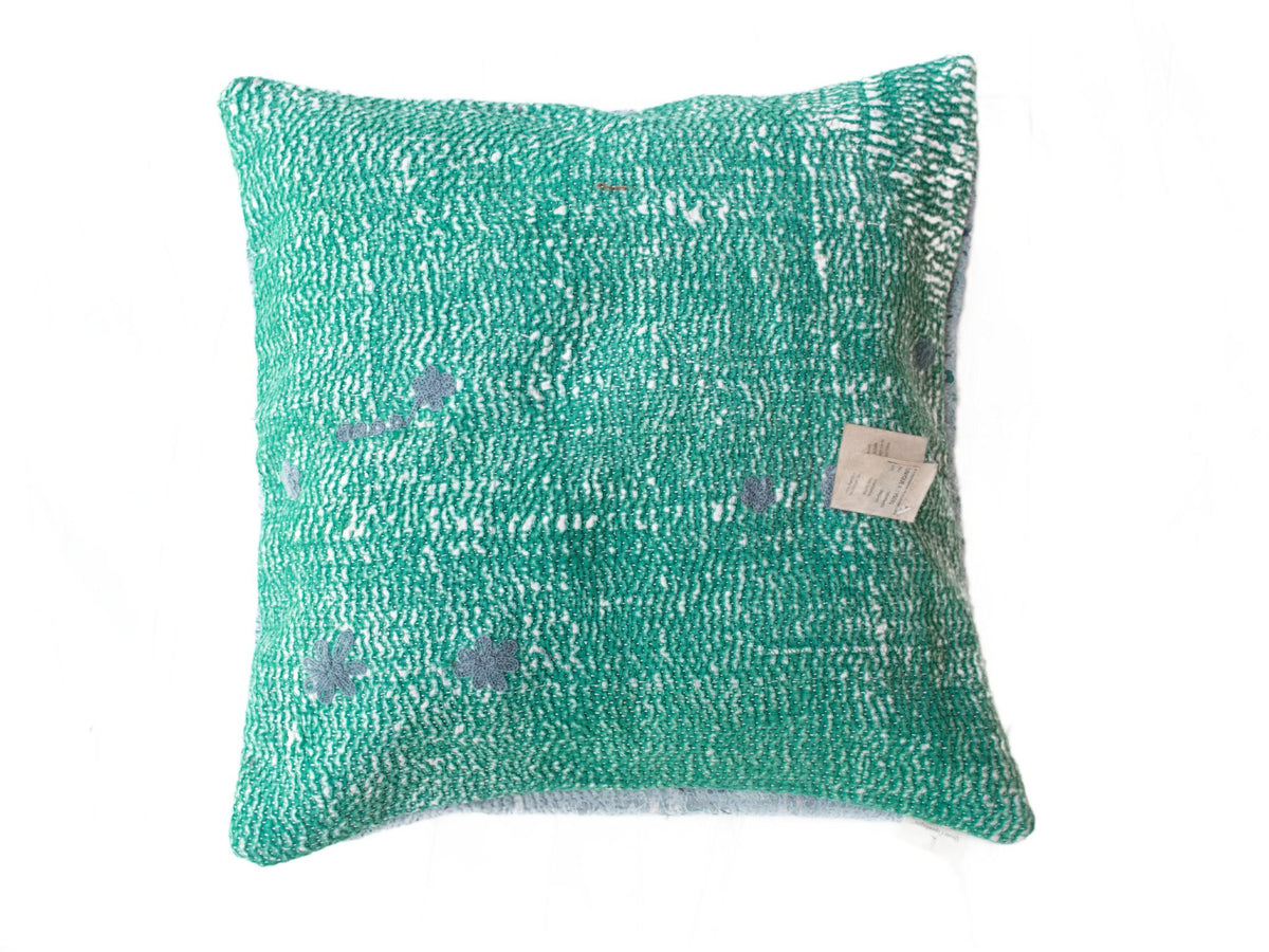 Sari pudebetræk 50x50 i turkis/grøn med hvidt struktureret mønster og grå blomsterdetaljer – indisk vintage boho pude, unika saripude.