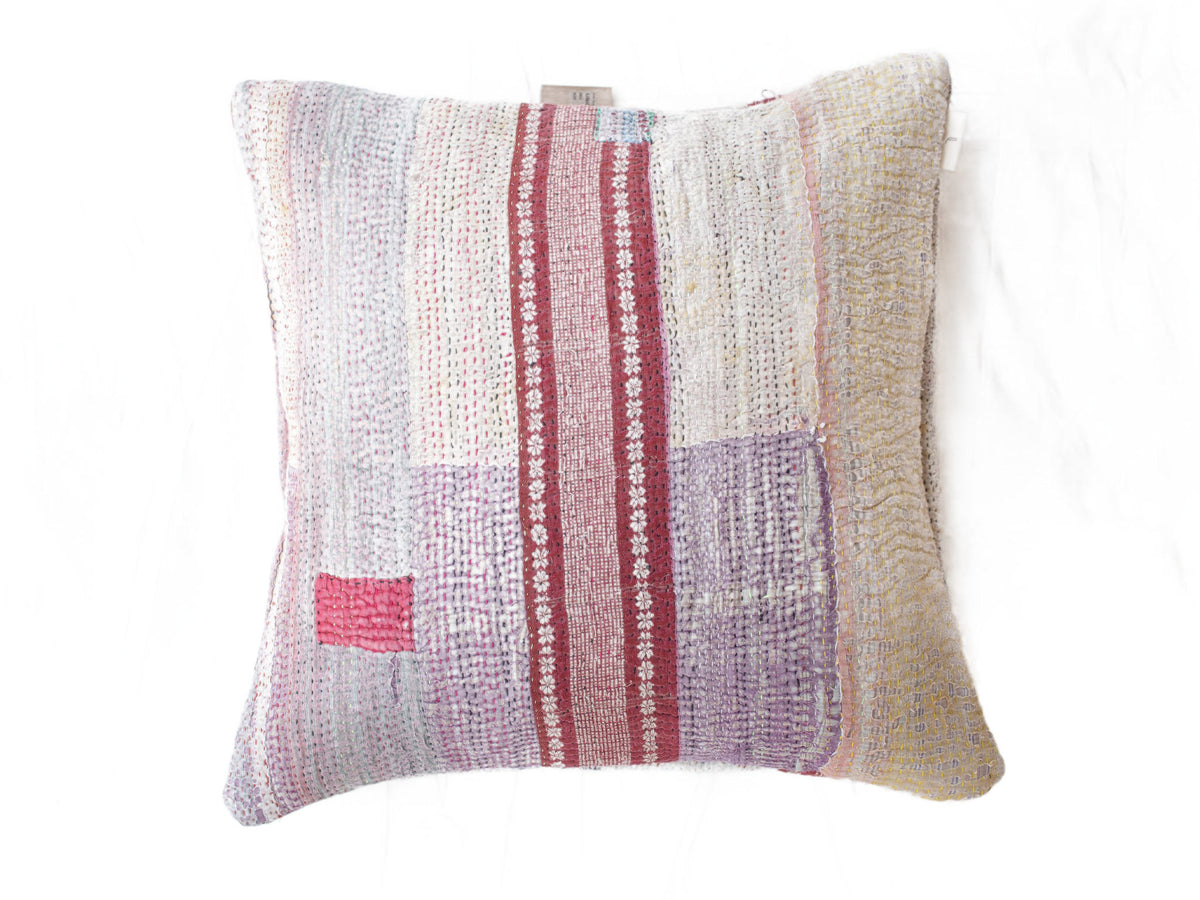 Unikt sari pudebetræk i boho patchwork-stil 50x50 med farverige striber i hvid, støvet rosa, lilla og gul, dekorative mønstre og etnisk vintage look.