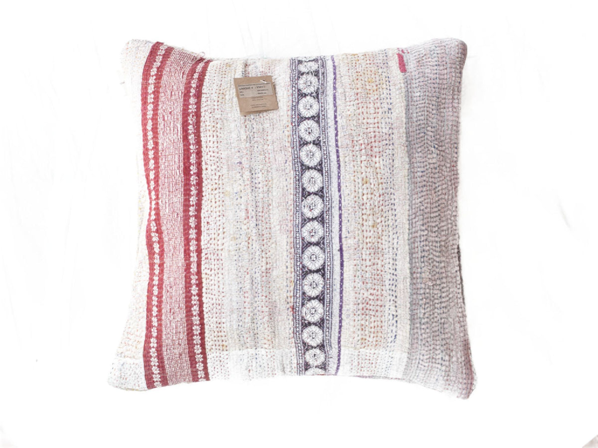 Sari pudebetræk 50x50 i creme/hvid med røde lodrette striber, lilla kant og orientalske ornamenter – unika vintage boho saripude i farverige tekstilmønstre