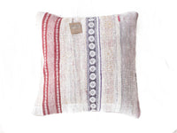 Sari pudebetræk 50x50 i creme/hvid med røde lodrette striber, lilla kant og orientalske ornamenter – unika vintage boho saripude i farverige tekstilmønstre