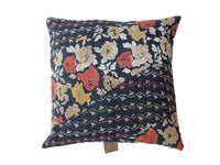 Sari pudebetræk 50x50 med mørkeblåt boheme/orientalsk mønster i rød, gul og hvid – vintage saripude i unik upcycled kvalitet