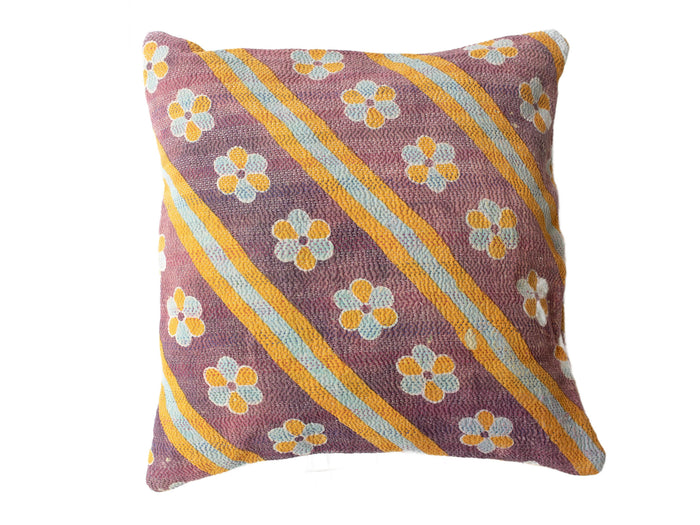 50x50 sari pudebetræk med lila bund, farverige blomster og stribemønstre i sennep, lyseblå og hvid, unikt indisk/vintage boheme boho design på saripude pudebetræk