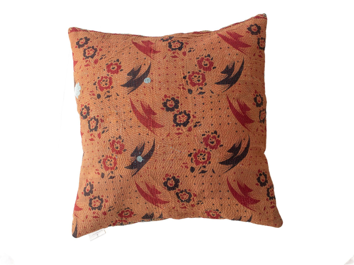 50x50 sari pudebetræk i vintage boho stil med farverige indiske mønstre i varm okker, rød og mørkeblå samt dekorative blomster og fjer-motiver (unik saripude)