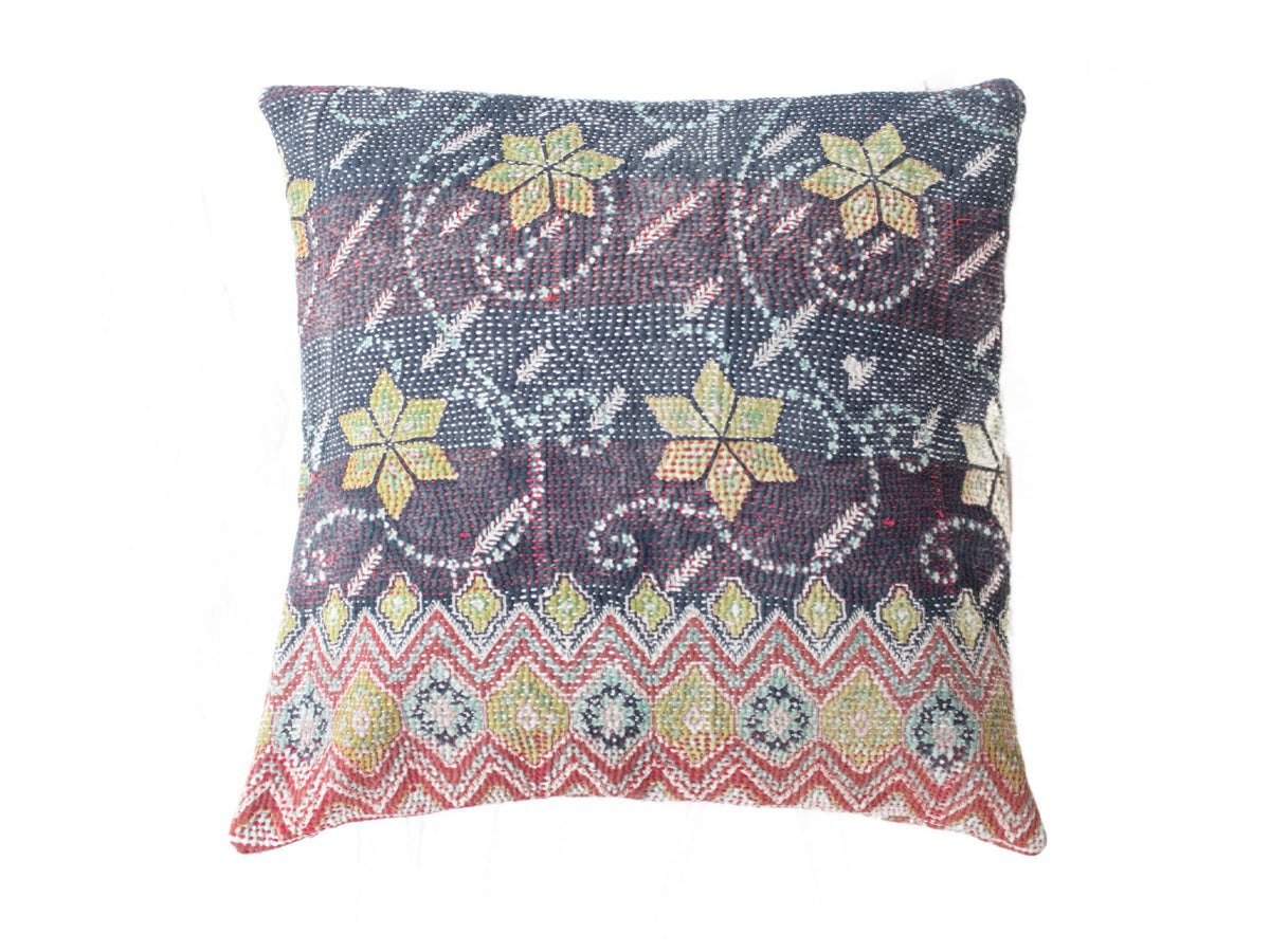 50x50 sari pudebetræk i mørk blå/sort med farverige diamant-, zigzag- og blomstermønstre i grøn, gul, rød og hvid – indisk vintage boho saripude/unika pude
