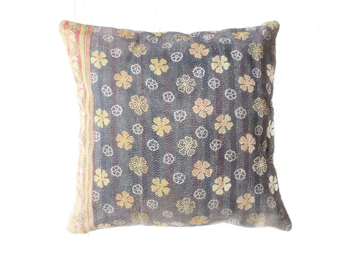 Sari pudebetræk 50x50 i mørkegrå med farverige blomster- og ornamentmønstre, vintage boho indisk stil (saripuder, unika puder)