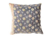 Sari pudebetræk 50x50 i mørkegrå med farverige blomster- og ornamentmønstre, vintage boho indisk stil (saripuder, unika puder)