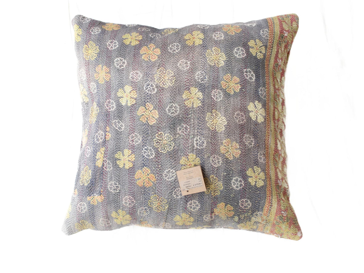 Sari pudebetræk 50x50 med vintage boheme mønster i grå, gul og rosa med farverig kant – indisk/upcycled sari pude til saripuder og orientalske pudebetræk