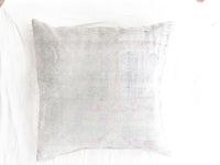 Sari-Kissenbezug 50x50 in Weiß/Creme mit zarten Pastellfarben (Rosa, Blau und Helllila) und feiner Vintage-Textur - einzigartiges indisches Bohème-Sari-Kissen mit farbenfrohen Mustern.