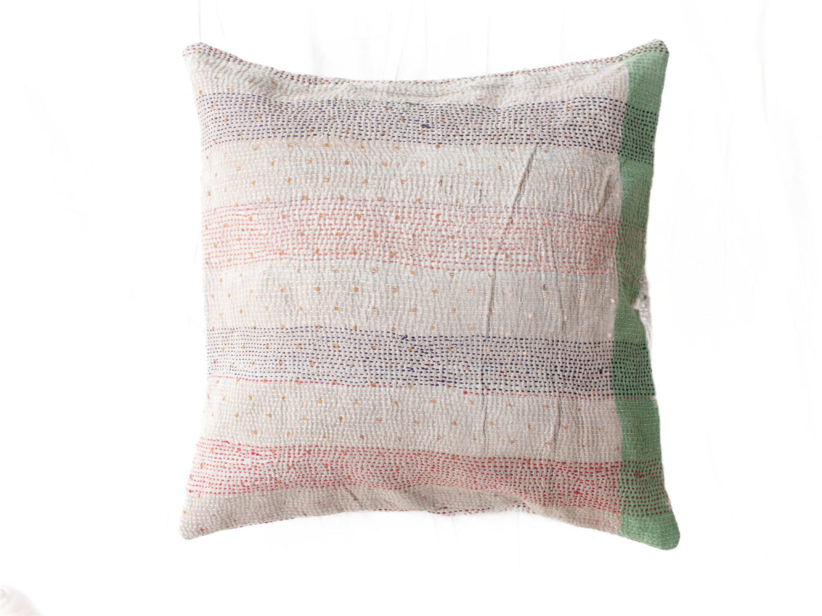 Sari pudebetræk 50x50 i hvid og offwhite med farverige prikker og striber, boho boheme vintage mønster samt grøn kontrastkant, indisk upcycled sari pude/indiske pudebetræk