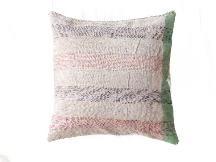 Sari pudebetræk 50x50 i hvid og offwhite med farverige prikker og striber, boho boheme vintage mønster samt grøn kontrastkant, indisk upcycled sari pude/indiske pudebetræk