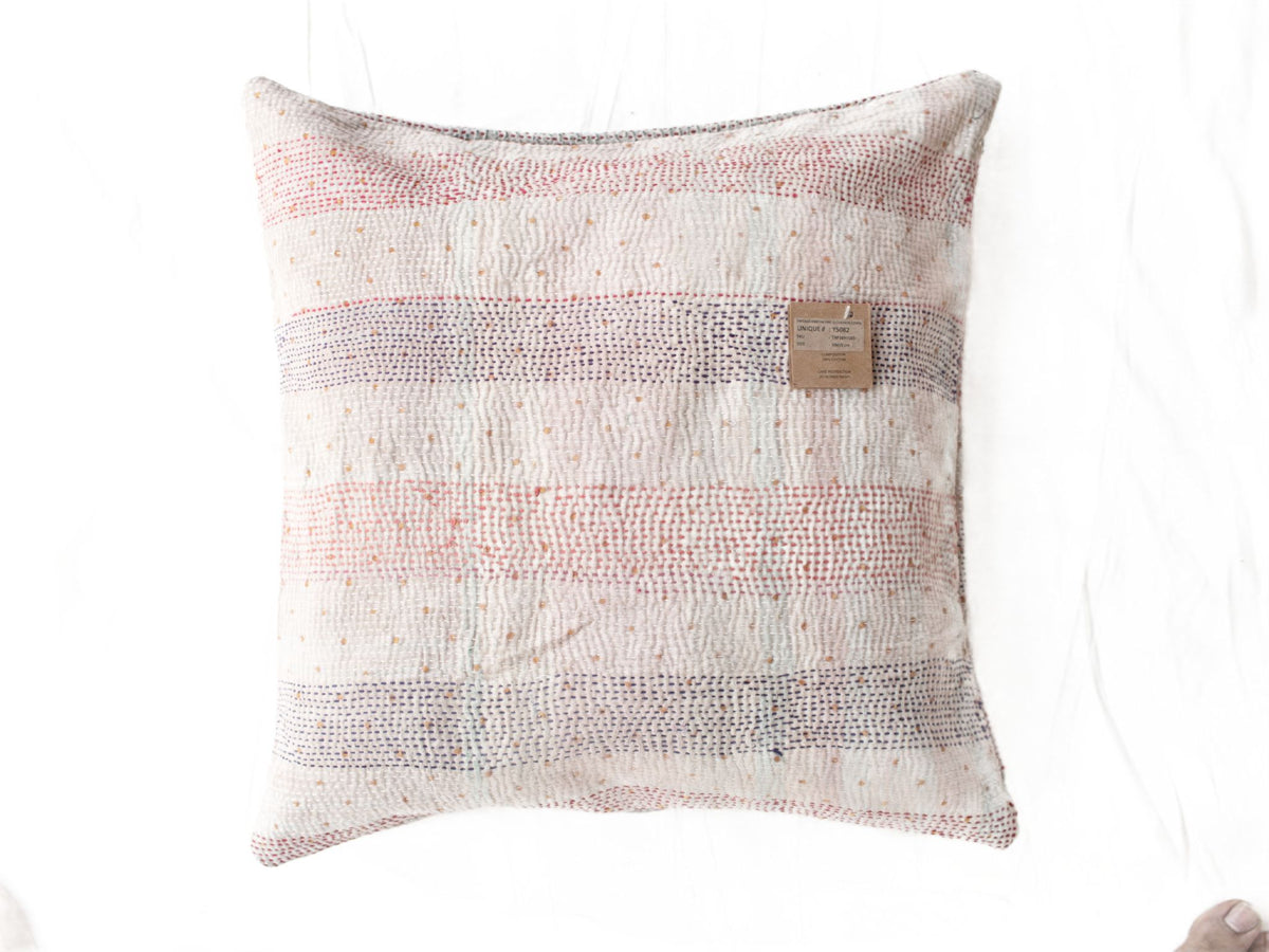 50x50 sari pudebetræk i boho vintage stil med stribemønster i hvid, støvet lyserød og blågrå med små guldprikker, etnisk indisk indretning til saripuder og unika puder